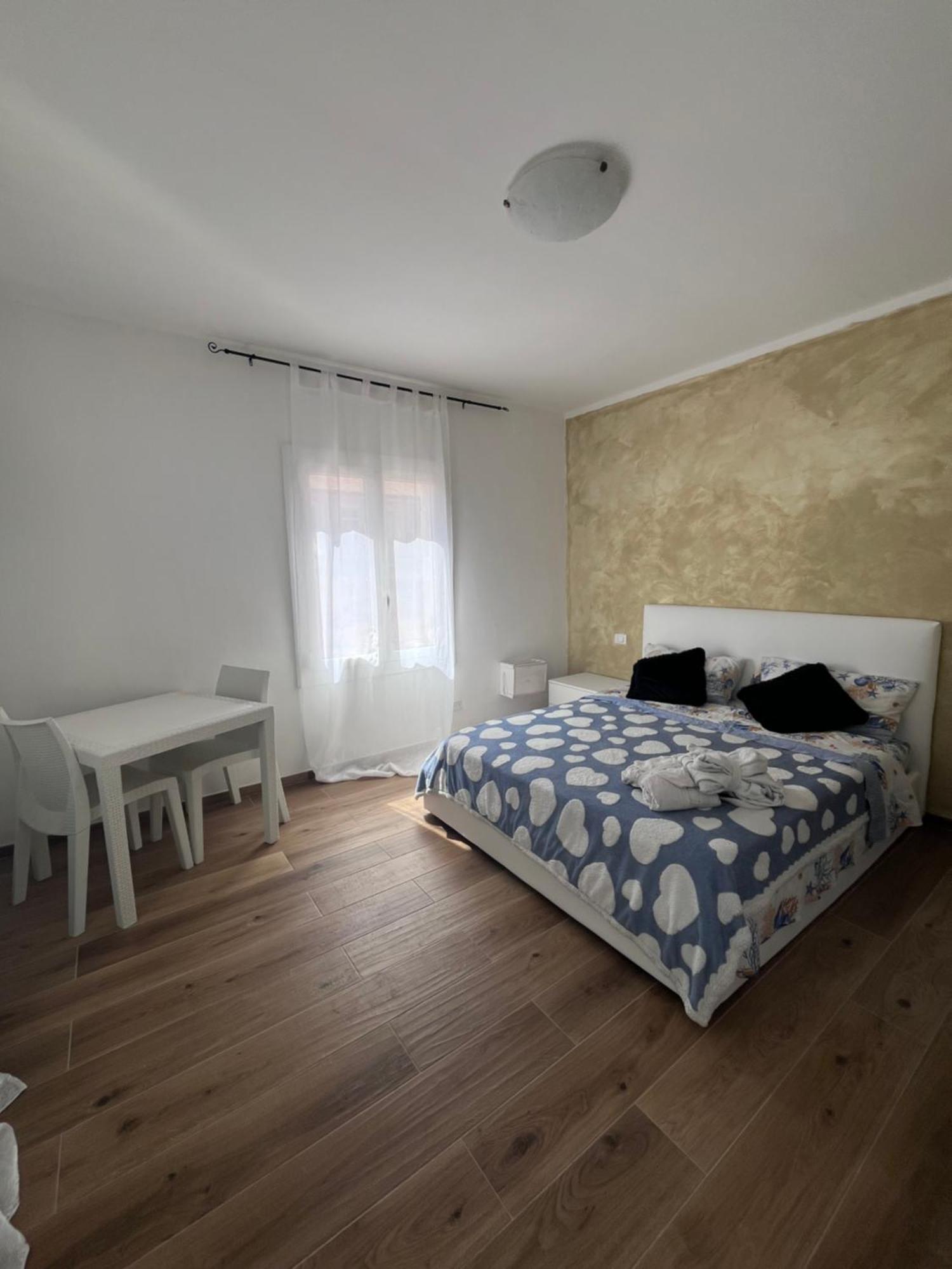 La Casa Del Giglio Otel Albenga Dış mekan fotoğraf